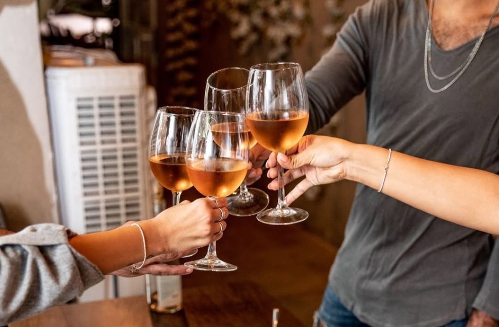 סיבוב יין: 8 ברי היין שאתם חייבים להכיר בתל אביב