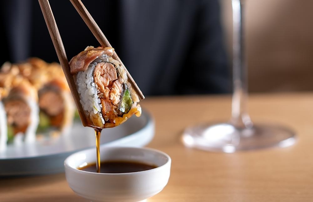 רול סלמון אפוי, YAN (צילום: אתר המסעדה)