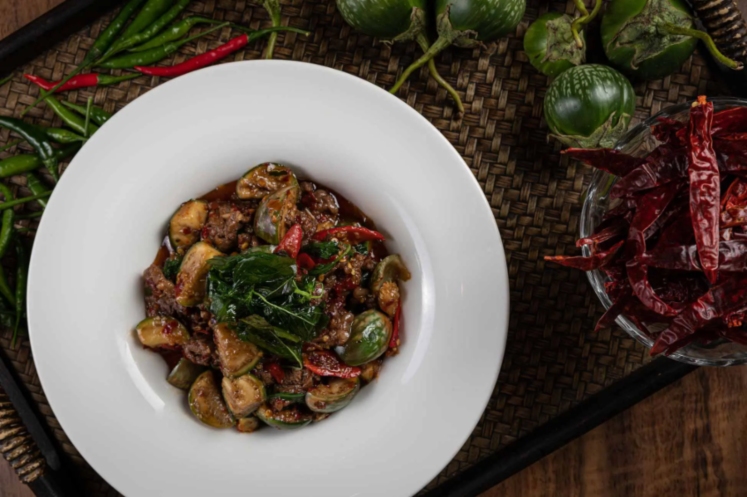 פאד פיקנג פה נאה: ג'נגל קארי עם בקר וחצילים של בית תאילנדי