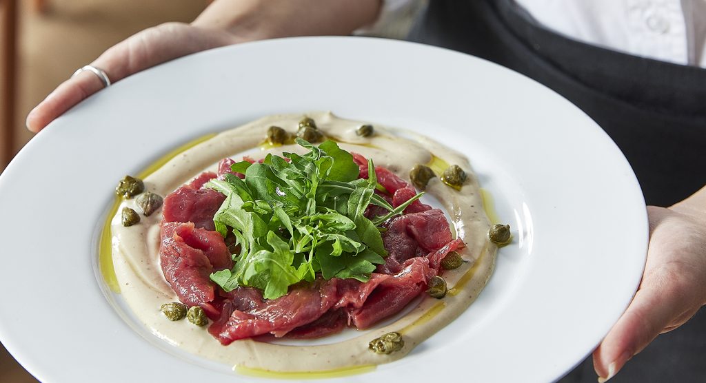 קרפצ׳יו בקר בסגנון ויטלו טונאטו של גוצ׳ה