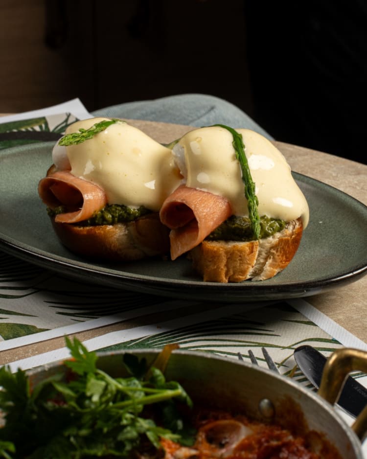 בופה שלא נגמר וקאווה ללא הגבלה: ארוחת הבוקר המפתיעה של מלון 65 ברוטשילד קפה ארוחת הבוקר בקפה 65